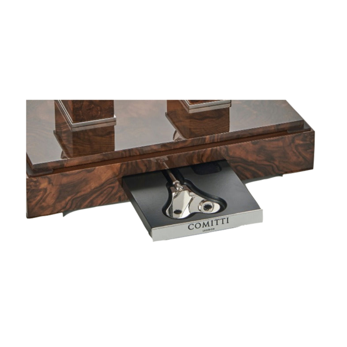 Walnuss-Sockel der Comitti The Navigator Rhodium mit integriertem Schubfach und graviertem Comitti-Schlüssel.