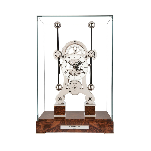 Comitti The Navigator Rhodium Uhr unter Glashaube, auf Hochglanz-Walnuss-Sockel mit Comitti-Emblem.