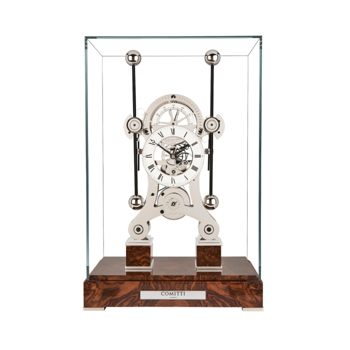 Comitti The Navigator Rhodium Uhr unter Glashaube, auf Hochglanz-Walnuss-Sockel mit Comitti-Emblem.