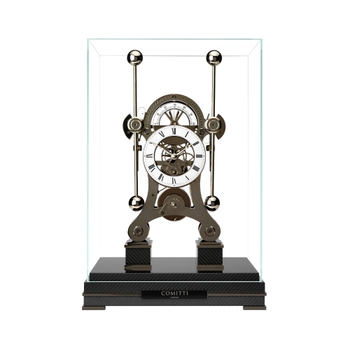 Gesamtansicht der Comitti The Navigator RH/CARBON im Glasgehäuse mit Carbon-Sockel