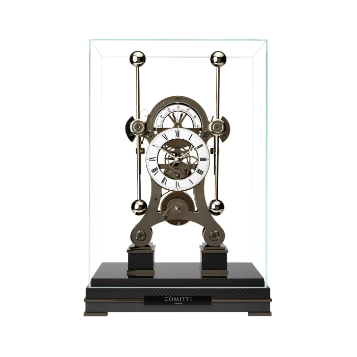Gesamtansicht der Comitti The Navigator RH/CARBON im Glasgehäuse mit Carbon-Sockel