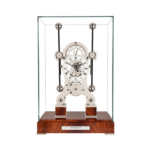 Gesamtaufnahme der Comitti The Navigator RH/Mahagoni im Glasgehäuse mit Mahagoni-Fuß