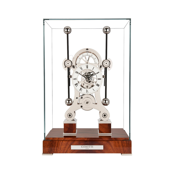 Gesamtaufnahme der Comitti The Navigator RH/Mahagoni im Glasgehäuse mit Mahagoni-Fuß