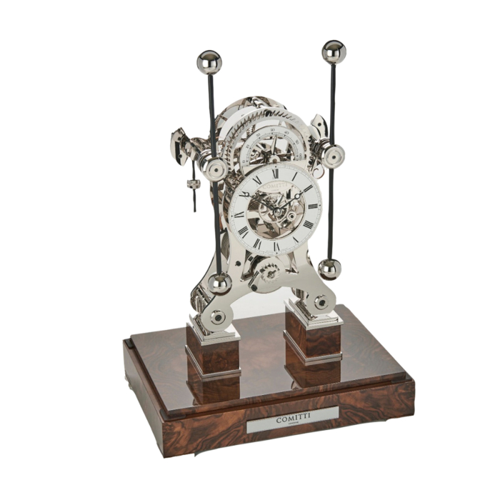 Perspektivische Ansicht der Comitti The Navigator Rhodium mit offenem Uhrwerk und polierten Pendeln.