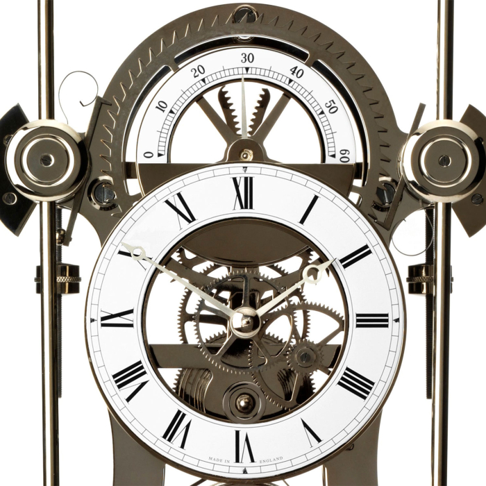 Detail des Uhrwerks der Comitti The Navigator RH/CARBON mit feiner Skalierung und Präzisionsteilen