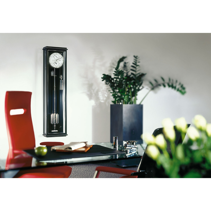 Wanduhr Classica Secunda 1985 M an Wand in stilvollem Büro mit modernem Interieur