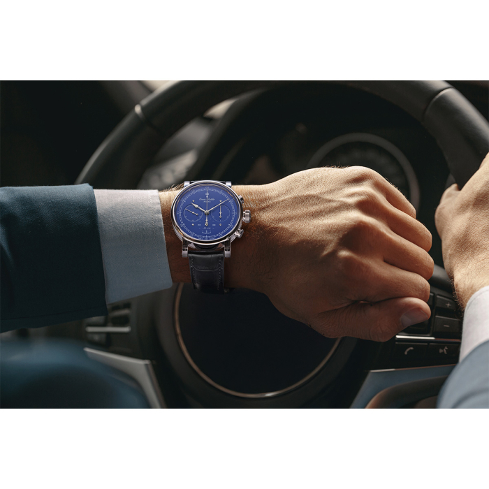 Erwin Sattler Chronograph III S am Handgelenk – elegante Armbanduhr mit blauem Zifferblatt beim Autofahren