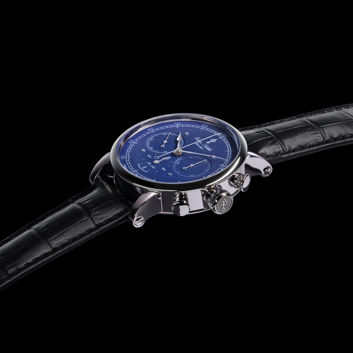 Seitenansicht der Chronograph III S – poliertes Gehäuse, Chronographendrücker und Lederarmband von Erwin Sattler