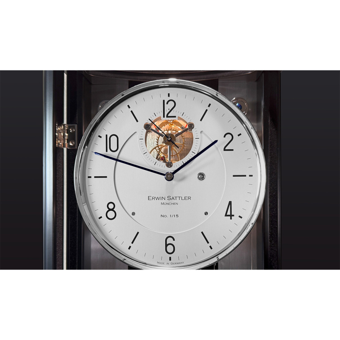 Zifferblatt der Erwin Sattler Metallica 1799 – silbernes Design mit Tourbillon und feinen gebläuten Zeigern