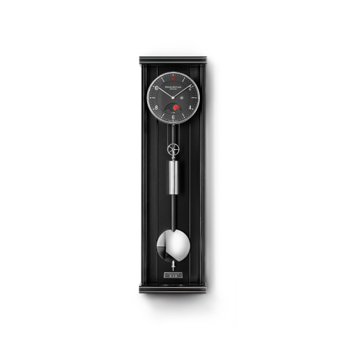 Frontalansicht der Erwin Sattler Opus PM 70 III – elegante Wanduhr mit Pendel, Gewicht und Mondphasenanzeige