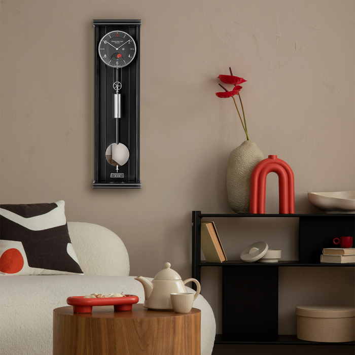 Erwin Sattler Opus PM 70 III im modernen Wohnzimmer – stilvolle Pendeluhr als Designobjekt an der Wand