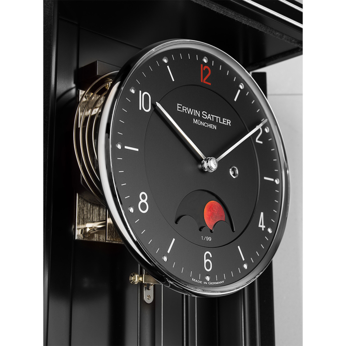 Zifferblatt der Opus PM 70 III von Erwin Sattler – schwarze Mondphasenuhr mit rotem Akzent und filigranen Zeigern