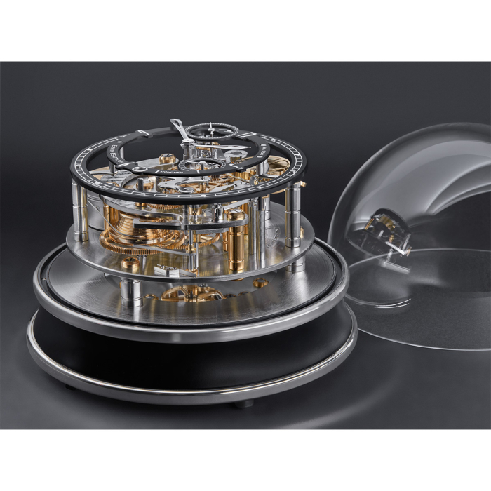 Seitliche Ansicht der Vitrea Tischuhr von Erwin Sattler – modernes Design mit Glas und Metall