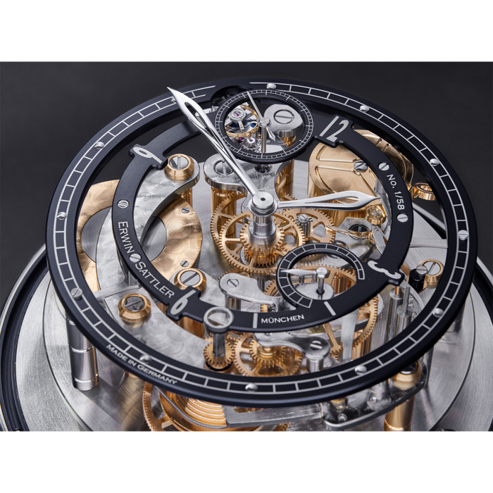 Zifferblatt der Erwin Sattler Vitrea – elegante Feinmechanik im gläsernen Gehäuse