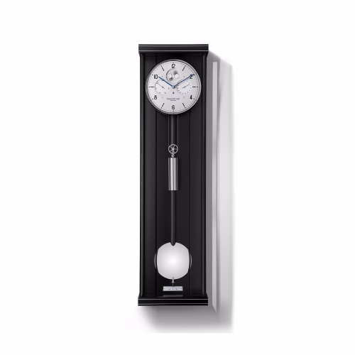 Erwin Sattler Opus K 100 M II Wanduhr mit schwarzer Rückwand, hellem Zifferblatt und Präzisionspendel.