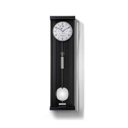 Erwin Sattler Opus K 100 M II Wanduhr mit schwarzer Rückwand, hellem Zifferblatt und Präzisionspendel.